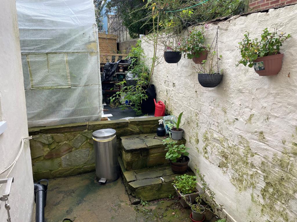 Lot: 71 - PATIO FLAT FOR INVESTMENT IN CITY CENTRE - View of rear patio from living room